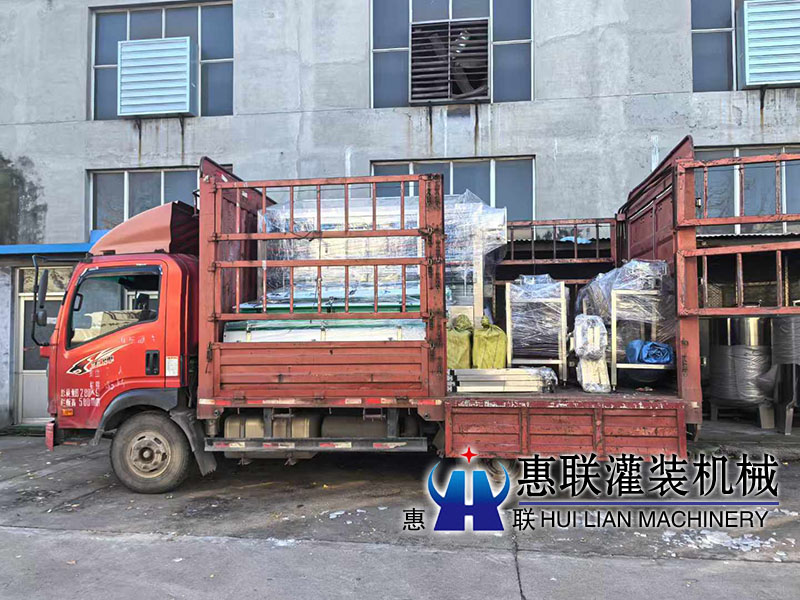 山西客戶訂購的白酒灌裝機裝貨發車